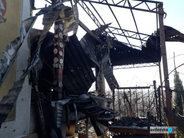 Появились фото разрушенного обстрелом  со стороны боевиков дома под Авдеевкой