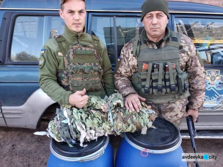 Авдеевские симики развезли хлеб и емкости для воды