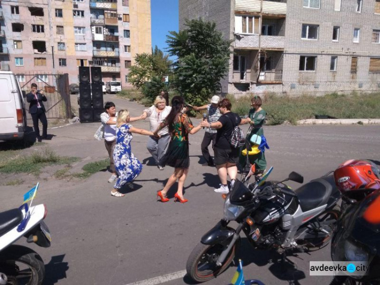 Авдеевка: состоялся мини-концерт и запуск флага-рекордсмена (ФОТО+ВИДЕО)