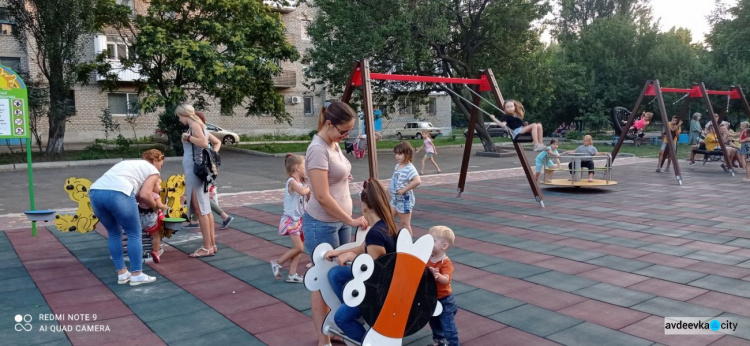 На новой детской площадке, подаренной городу Метинвестом, кипит жизнь (ФОТОФАКТ)