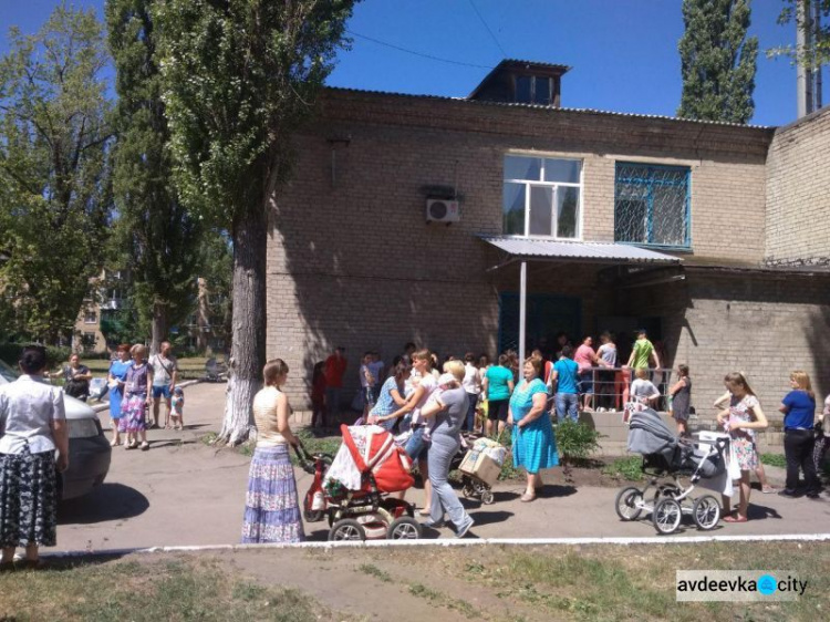 Авдеевским мамам помогли средствами гигиены и продуктами питания (ФОТО)