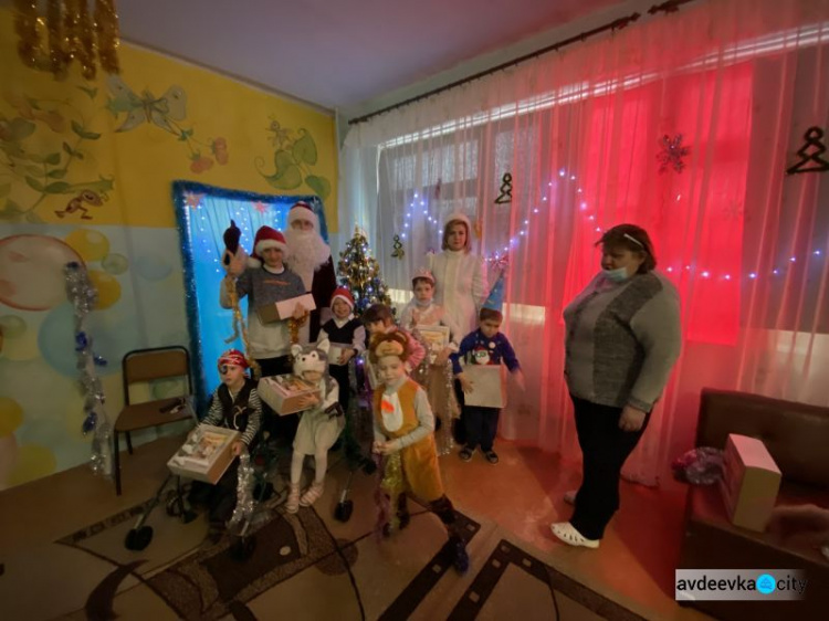 Яркие забавы и приятные сюрпризы: воспитанники "Искорки" получили новогодние подарки от генерального директора АКХЗ