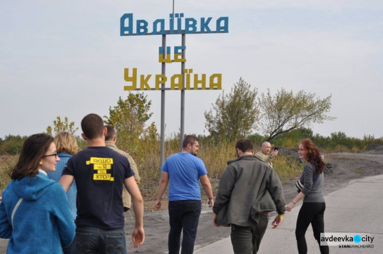 Волонтеры из 10 областей Украины начали отстраивать Авдеевку (ФОТО)