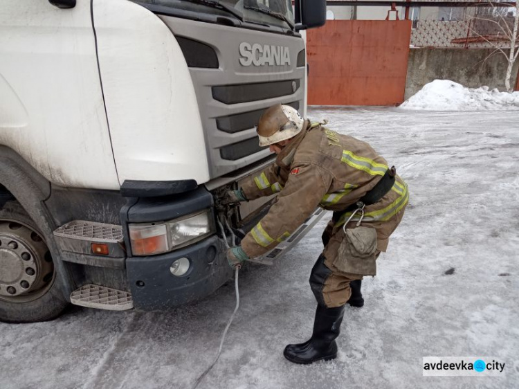Спасатели Донетчины вытаскивали авто из дорожных ловушек (ФОТО)
