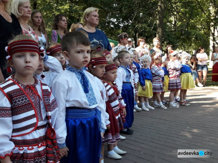 В Авдіївці співали, танцювали, нагороджували та віддавали шану захисникам: фотозвіт