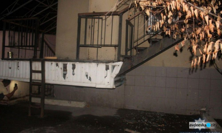 Полиция разбирается со взрывом возле магазина в прифронтовой Авдеевке (ФОТО)