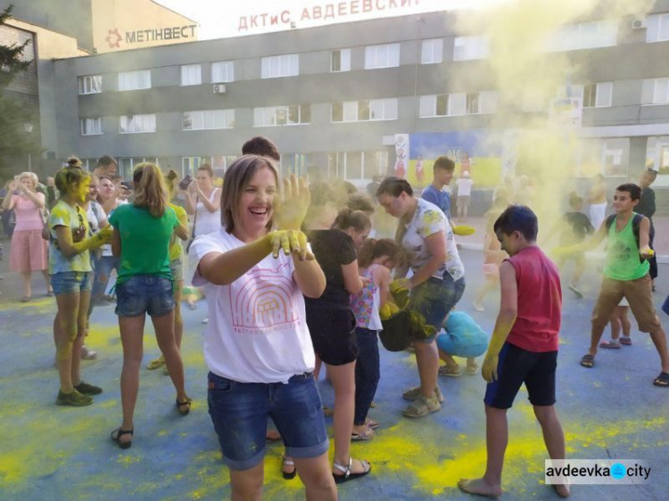 День независимости в Авдеевке: награждения, метания красок и концерт (ФОТОРЕПОРТАЖ)