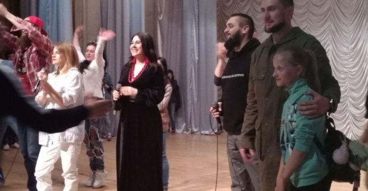 Авдеевку впечатлили местные и приезжие артисты: звучали хиты, новинки и гимн акапелла (ФОТО)
