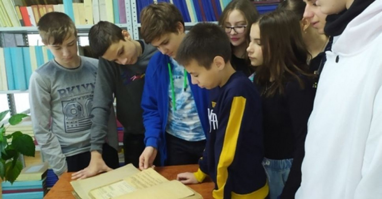 Школьники Авдеевки прикоснулись к истории в городском архиве (ФОТО)