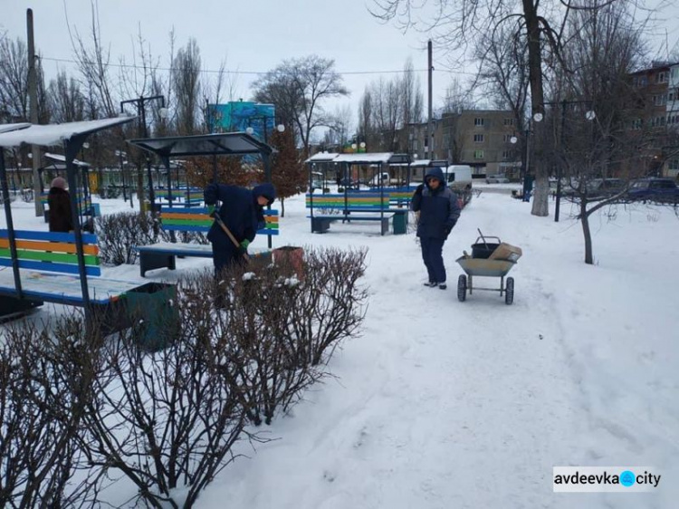 Авдіївські комунальники на варті боротьби зі снігом (ФОТОФАКТ)