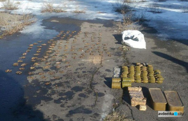 В поселке на Донетчине в подвале бывшего спорткомплекса найден взрывоопасный тайник (ФОТО)