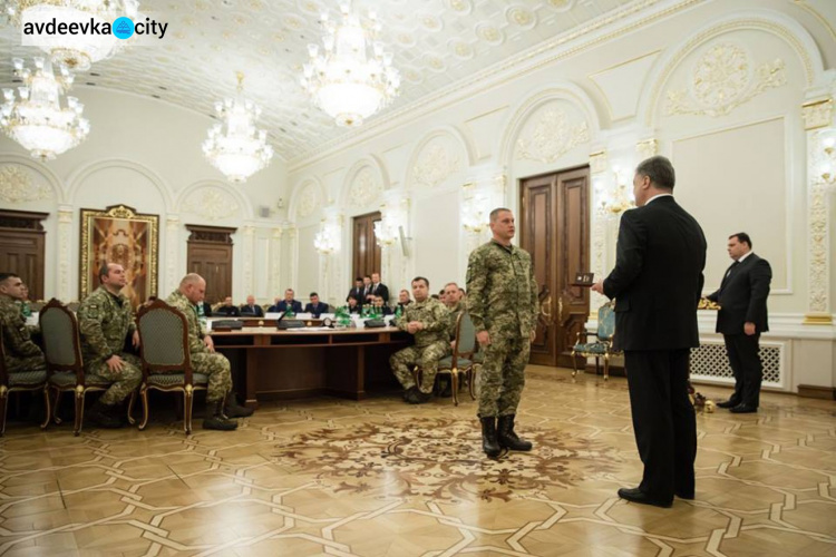 Президент Украины наградил отличившихся защитников Авдеевки (ФОТО)
