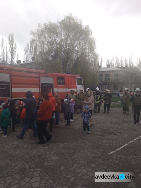 В Авдеевке эвакуировали более 130 детей: появились фото