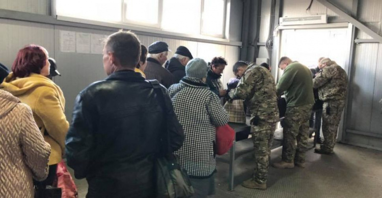 Донбас: хто частіше перетинає лінію зіткнення