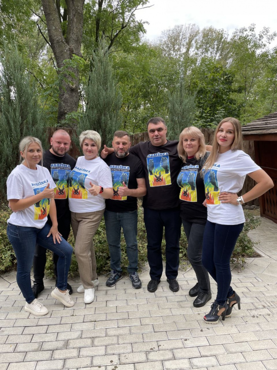 "Кулак спротиву": художник Олександр Брітцев створив логотип героїчної Авдіївки