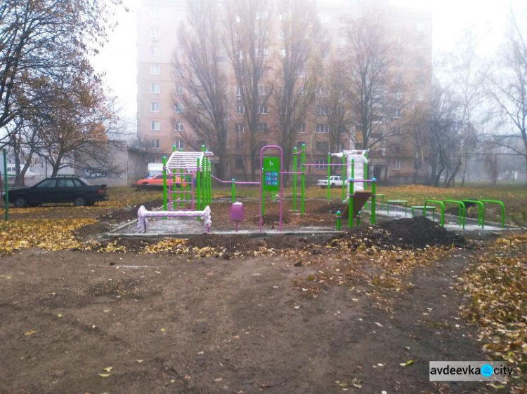 В Авдеевке в рамках президентской программы строят новые спортивные площадки (ФОТОФАКТ)