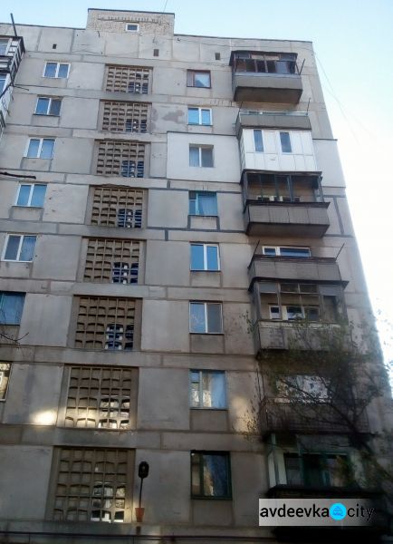В Авдеевке ОСМД «Счастливый дом» обновило окна в подъездах (ФОТОФАКТ)