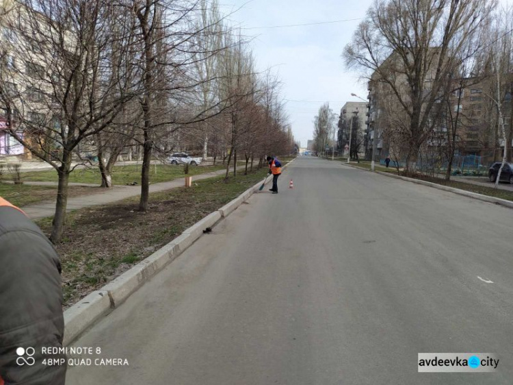 Авдеевские коммунальщики наводят чистоту в городе (ФОТОФАКТ)