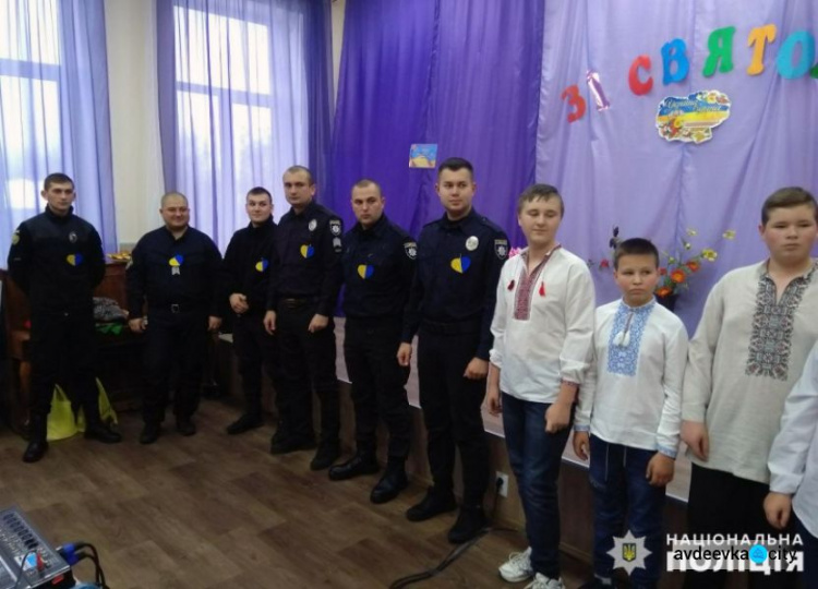 Авдеевские копы побывали на школьном празднике и ушли с оберегами (ФОТО)