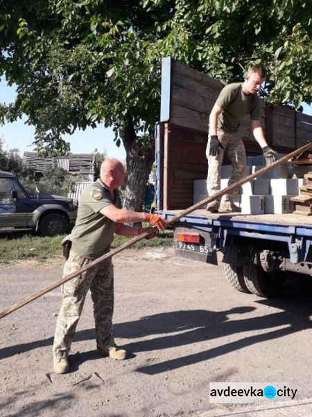 Авдеевские «симики» помогают восстанавливать разрушенные обстрелами поселки (ФОТО)