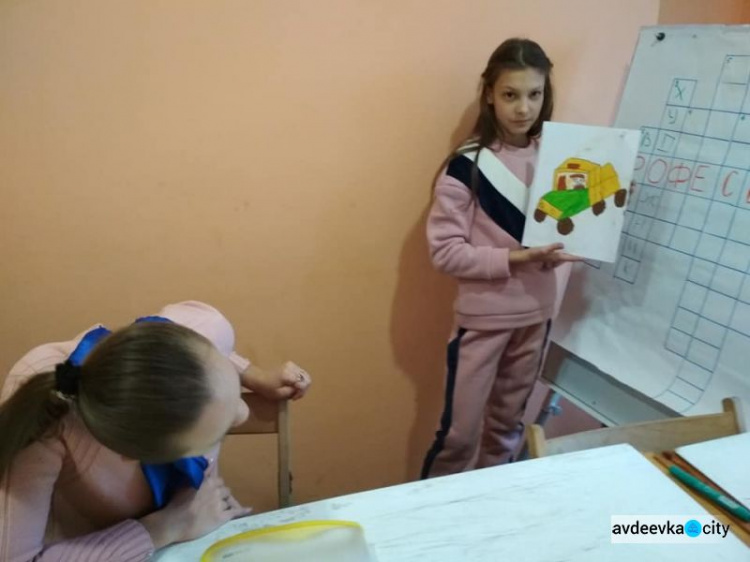 Дети Авдеевки воплощали мечты о профессии в рисунках (ФОТО)