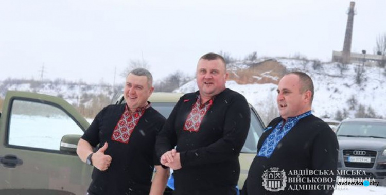 В Авдіївці на Водохреща освячували воду та пірнали в ополонку