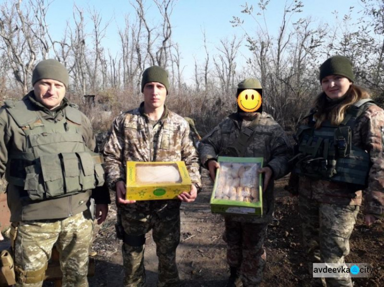 Вода, хлеб и духовная пища: авдеевские «симики» помогают военным и гражданским (ФОТО)