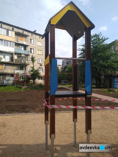 На новой детской площадке от Метинвеста приступили к установке игрового оборудования (ФОТОФАКТ)