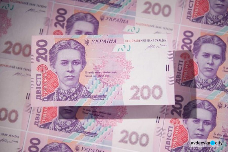 Фальшивые 200 и 500 гривен: где могут подсунуть и как авдеевцам обнаружить подделку