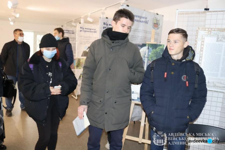 Авдіївці  ознайомилися з виставкою «КРИМ МАНДРУЄ. АВДІЇВКА»
