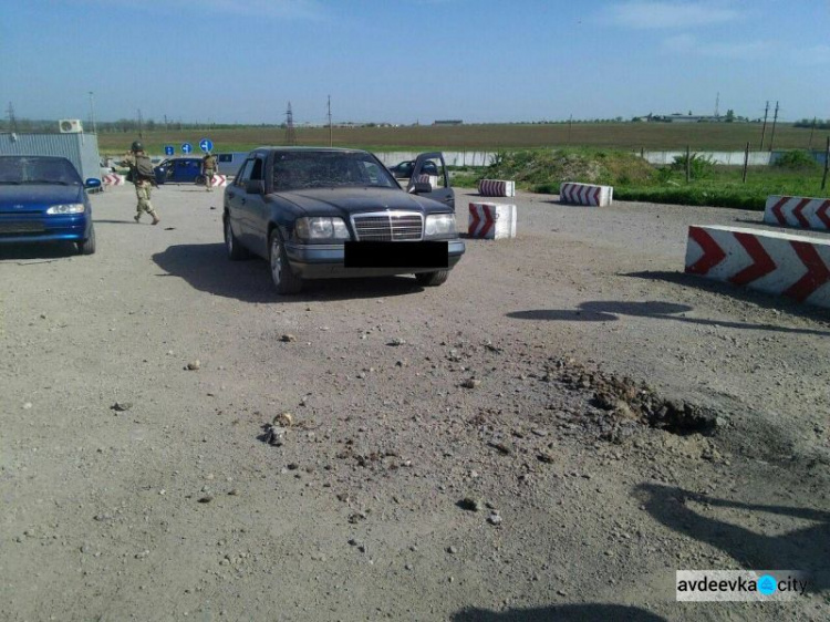 Обстрелян один из донбасских КПВВ, пострадали автомобили (ФОТО)