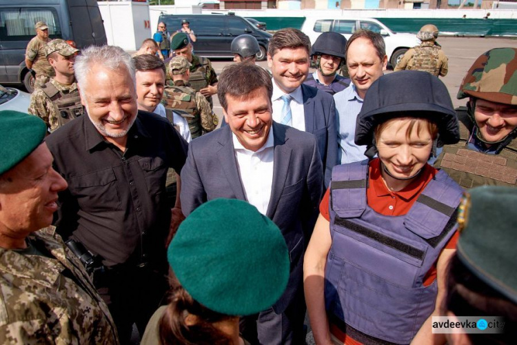 Президент Эстонии попала на донбасский КПВВ (ФОТО)