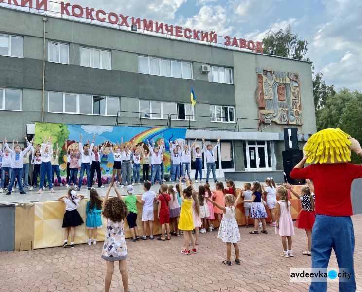 Дети авдеевских коксохимиков получили в подарок школьные наборы от Метинвеста (ВИДЕО)
