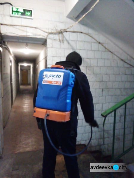 В Авдеевке продолжается дезинфекция подъездов и административных зданий