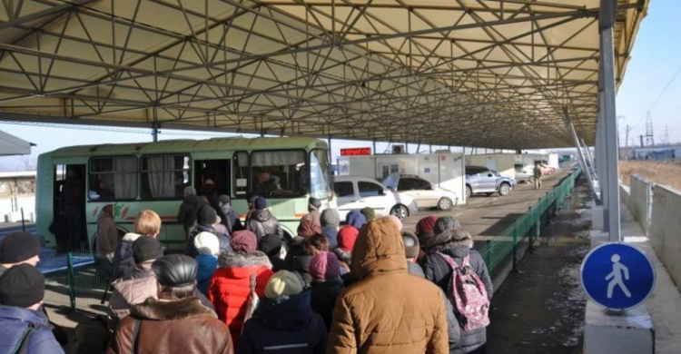 Донбасские пункты пропуска пересекло почти на две тысячи меньше пешеходов