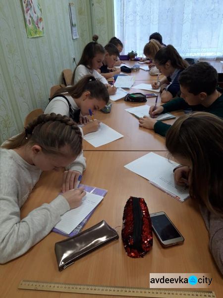 Вікторини, радіодиктант, фестиваль, музей: діти Авдіївки яскраво відзначили День української писемності та мови (ФОТО)
