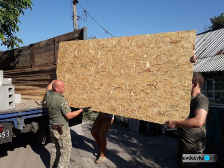 Авдеевские «симики» помогают восстанавливать разрушенные обстрелами поселки (ФОТО)