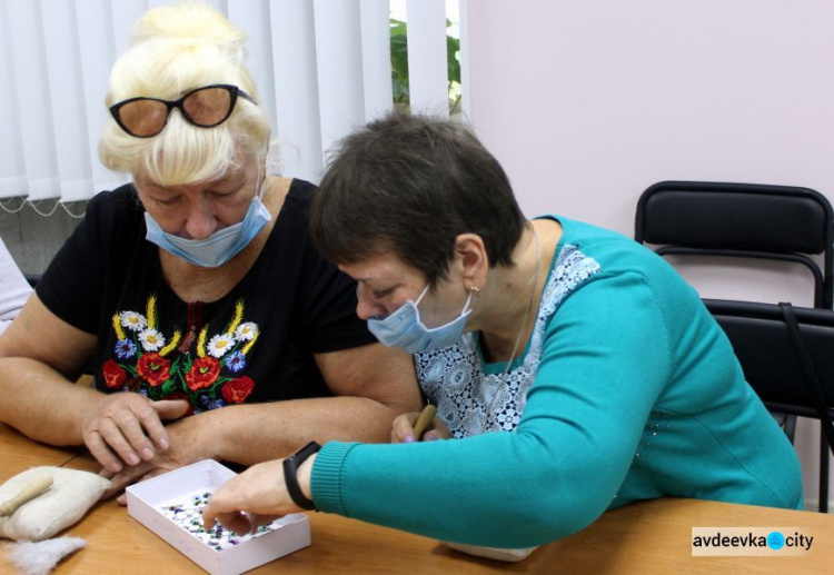 В рамках проєкту "Активне та безпечне довголіття" літні авдіївці займаються спортом та опановують нові техники рукоділля