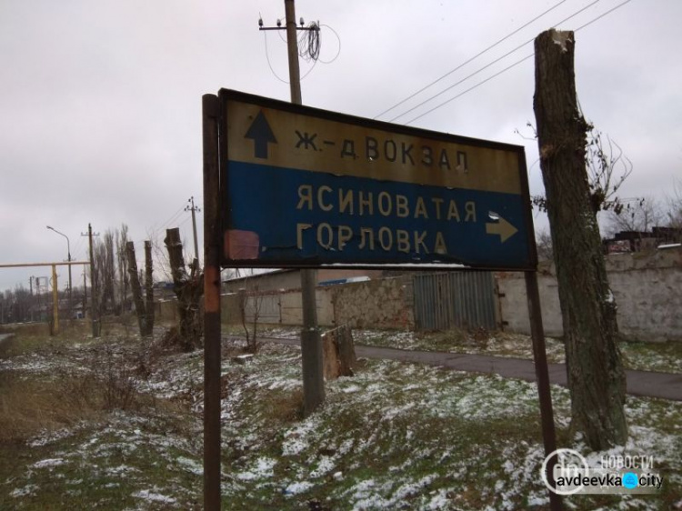 Коляски, цены и раненые дома: фоторепортаж из прифронтовой Авдеевки