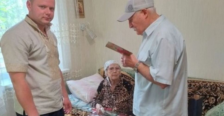 Добрая традиция: в день рождения адеевского ветерана поздравили представители власти