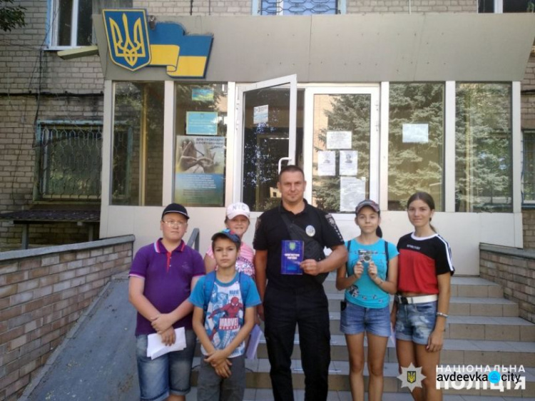 Копы помогли  авдеевской детворе пройти "конституционный" квест (ФОТО)