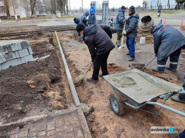 В Авдеевке обустраивают новую пешеходную дорожку (ФОТОФАКТ)