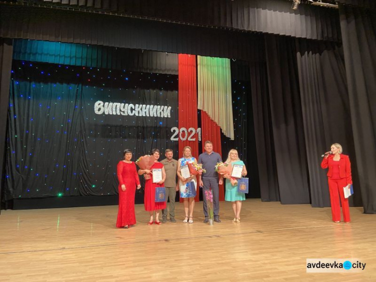 Состоялся первый в истории Авдеевки грандиозный, общегородской выпускной бал для старшеклассников