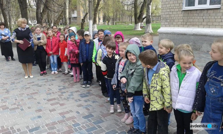 Из-за пожара в библиотеке эвакуированы более 400 авдеевских школьников  (ФОТОРЕПОРТАЖ)