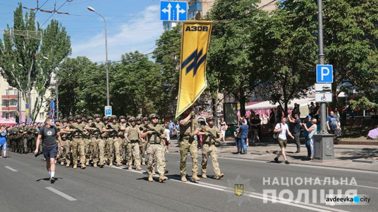 Мариуполь празднует освобождение: марш защитников, визит президента и важный контракт (ФОТО)