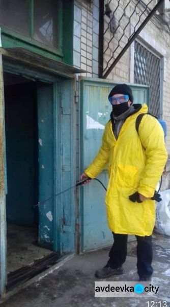 В Авдеевке продолжается дезинфекция подъездов и административных зданий