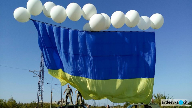 «Атака» из Авдеевки – огромный флаг Украины полетел к Донецку (ФОТО + ВИДЕО)