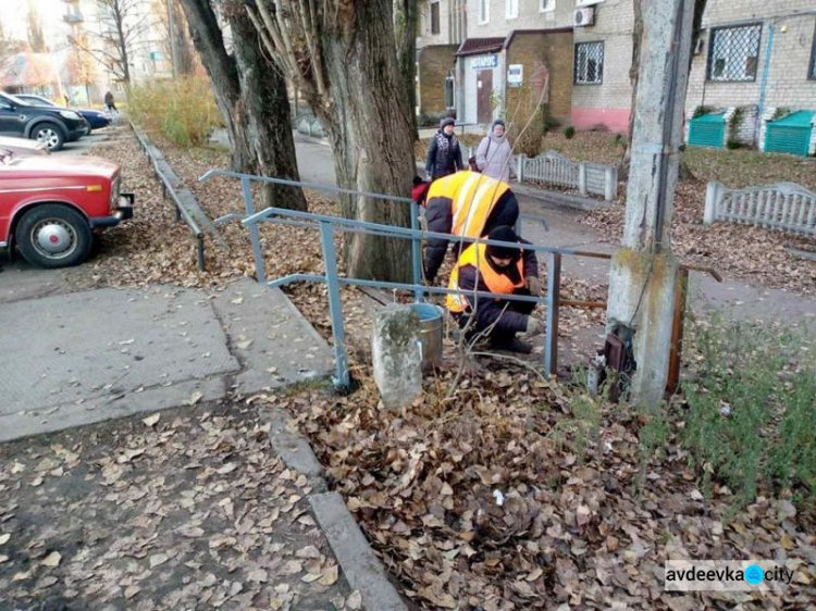 Комунальники обладнали спуск для авдіївців біля будівлі з соцустановами 
