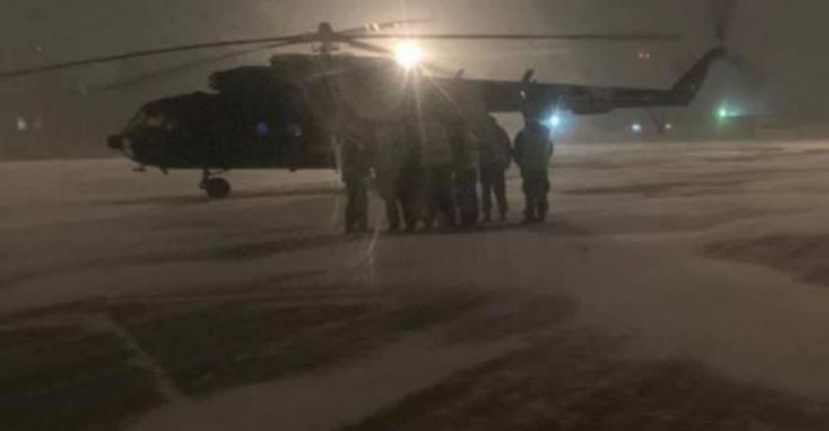 Военный вертолет в метель эвакуировал в больницу Днепра ребенка из Донецкой области (ФОТО)