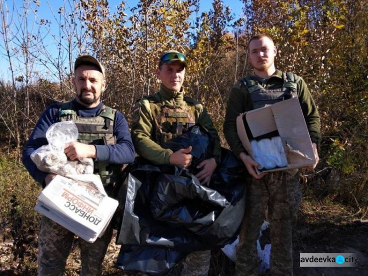 Авдеевские "симики" передали военным на опорные пункты книги, средства гигиены и пленку для блиндажей